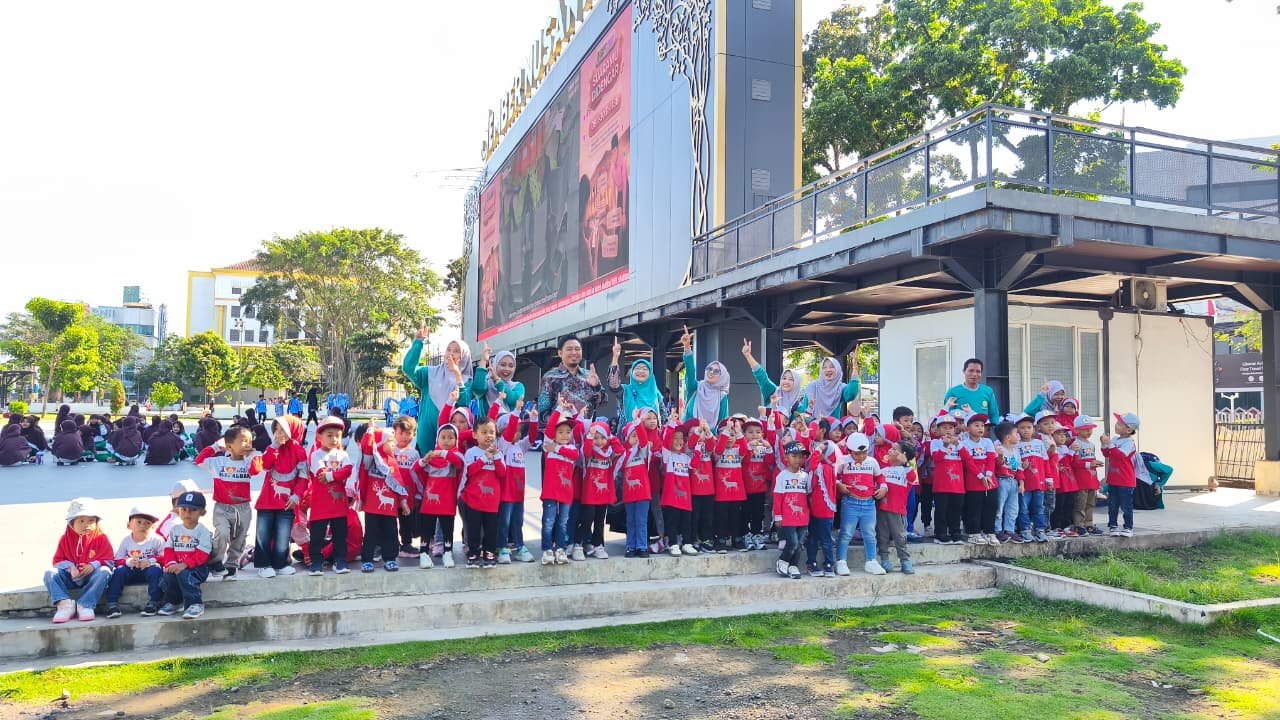 Read more about the article OUTING CLASS EDUKATIF KB ULUL ALBAB ” Melukis Ceria dan Berkunjung ke Pendopo Jember ” PENGENALAN BUDAYA DAN IKON KOTA JEMBER
